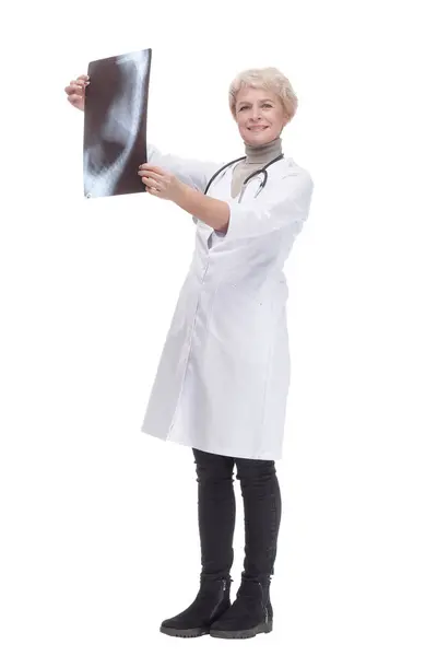 完全成长中 有能力的女医生做了X光检查 在白色背景上隔离 免版税图库图片