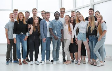 Bir grup başarılı genç bir arada duruyor. kopyalama alanı olan fotoğraf