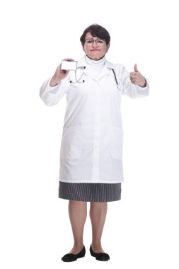 Tam gelişim. Son sınıf bayan doktor ziyaretçi kartını gösteriyor. beyaz arkaplanda izole edilmiş.