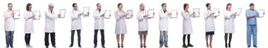 Not defteri olan bir grup doktor beyaz arkaplanda izole edilmiş.