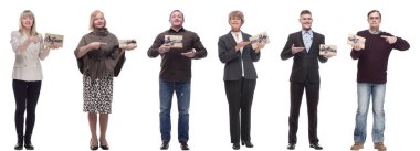 Elinde hediyeler olan bir grup mutlu insan beyaz arka planda izole edilmiş.