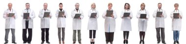 Not defteri olan bir grup doktor beyaz arkaplanda izole edilmiş.
