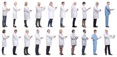 Beyaz arkaplanda izole edilmiş panoya sahip bir grup doktor