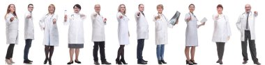 Beyaz arka planda tam uzunlukta bir grup doktor izole edildi