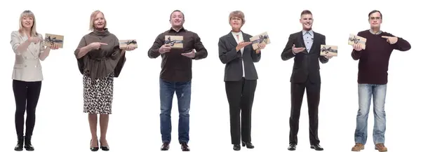 Группа Счастливых Людей Подарками Руках Изолированы Белом Фоне — стоковое фото