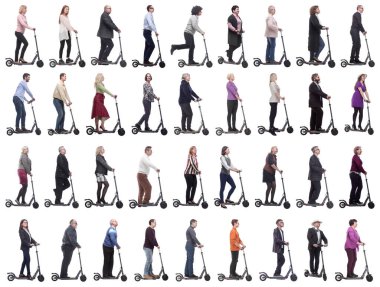 Scooter kullanan başarılı insanlardan oluşan bir grup beyaz arkaplanda izole edildi