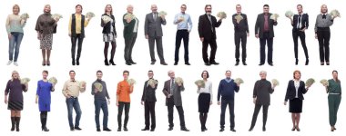 Elinde para tutan başarılı insanlardan oluşan bir grup beyaz arka planda izole edilmiş.