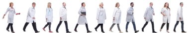 Hareket halindeki bir grup doktor beyaz arka planda izole edildi