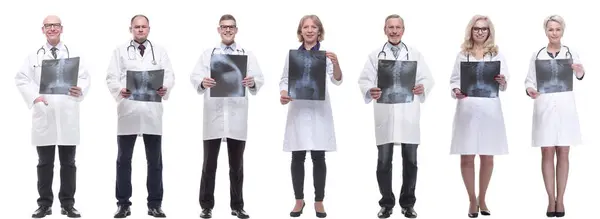 Gruppe Von Ärzten Hält Röntgenbild Isoliert Auf Weißem Hintergrund Stockfoto