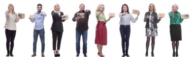 Elinde hediyeler olan bir grup mutlu insan beyaz arka planda izole edilmiş.