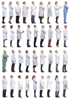 Profildeki bir grup doktor beyaz arka planda izole edilmiş