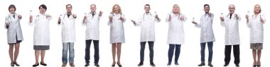 Kavanozu beyaz arka planda tutan bir grup doktor