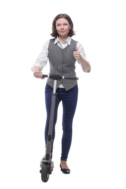 Elektrikli scooter 'ı olan sıradan olgun bir kadın. beyaz arkaplanda izole edilmiş.