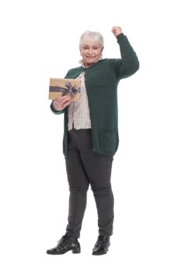 Mutlu olgun bir kadının ön görüntüsü baş parmağını kaldırır, hediye kutusunu kurdeleyle tutar. İş kadını portresi izole edilmiş