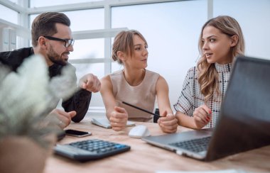 İş ekibi toplantıda yeni projeyi tartışıyor. Boşluğun kopyasıyla fotoğraf.