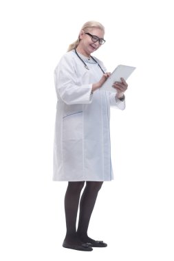 Yan görünüş. Ciddi bir doktor panoda notlar okuyor. beyaz arkaplanda izole edilmiş