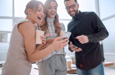 İş adamları akıllı telefonlarındaki e-postaları okuyor. İnsanlar ve teknoloji