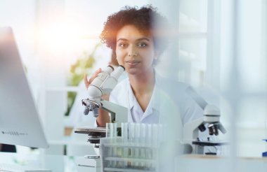 Tıbbi Araştırma Laboratuvarı. Mikro ile Çalışan Kadın Bilim Adamı