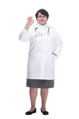 Tam gelişim. Steteskoplu yaşlı bir kadın doktor. beyaz arkaplanda izole edilmiş.