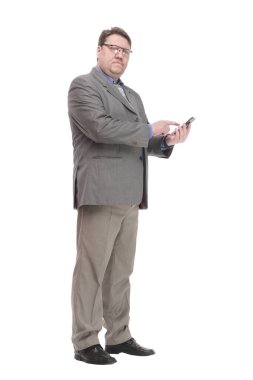 Tam gelişim. Akıllı telefonu olan ciddi bir iş adamı. beyaz arkaplanda izole edilmiş.