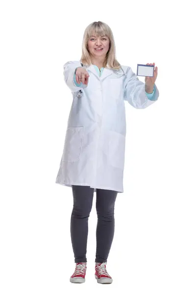 Vollem Wachstum Ärztin Zeigt Ihre Visitenkarte Isoliert Auf Weißem Hintergrund Stockfoto
