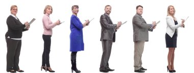 Ellerinde not defteri olan bir grup başarılı insan beyaz arkaplanda izole edildi