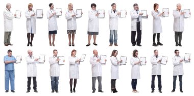 Not defteri olan bir grup doktor beyaz arkaplanda izole edilmiş.