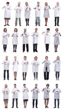 Kavanozu beyaz arka planda tutan bir grup doktor
