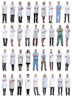 Beyaz arka planda tam uzunlukta bir grup doktor izole edildi