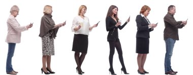 Bir grup insan ellerinde tuttukları telefon profilini beyaz arkaplanda izole ettiler