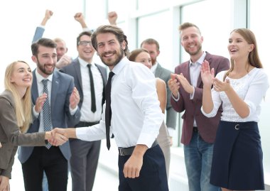 İş dünyasından genç ve mutlu bir iş adamı. kopyalama alanı olan fotoğraf