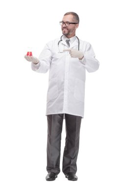Elinde laboratuvar şişesi olan gülümseyen bir doktor. beyaz arkaplanda izole edilmiş.