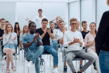 Üst Manzara. Bir grup genç, yerde oturmuş meditasyon yapıyorlar..