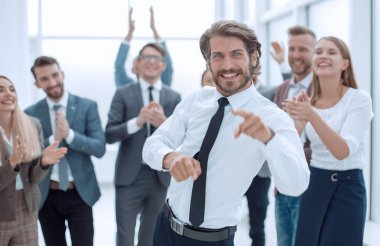 Tezahürat yapan iş adamlarının arkasındaki işadamı lideri. başarı kavramı