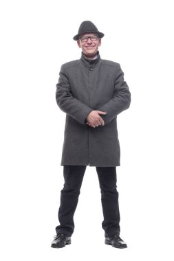 Şapkalı ve sonbahar montlu duygusal adam. beyaz arkaplanda izole edilmiş.