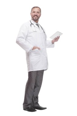 Tam gelişim. Dijital tabletle gülümseyen bir doktor. beyaz arkaplanda izole edilmiş.