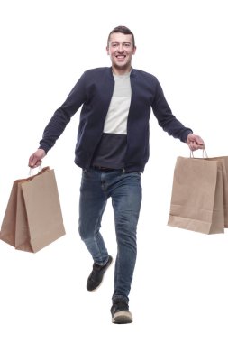 Alışveriş çantalı genç adam ileri doğru yürüyor. beyaz arkaplanda izole edilmiş.