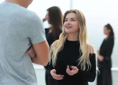 Kapat. Genç meslektaşlar ofiste dikilirken konuşur. ofis çalışma günleri