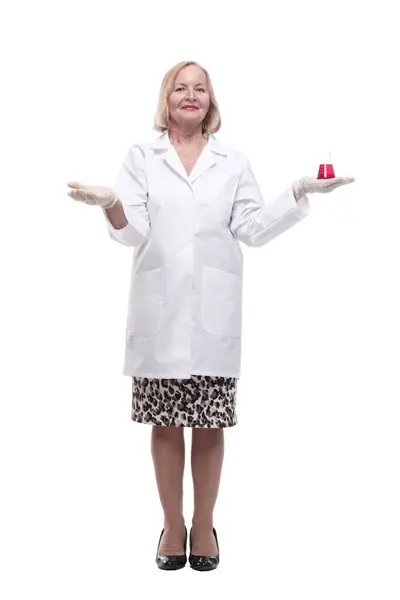 完全成长中 一个带着实验室瓶的微笑的女医务人员 在白色背景上隔离 — 图库照片