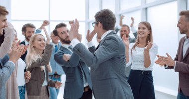 İş adamı takımını zaferden dolayı tebrik ediyor. başarı kavramı