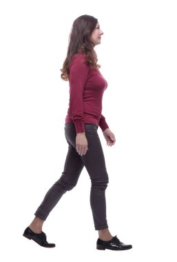 Tam gelişim. İleriye doğru adım atan mutlu genç bir kadın. beyaz arkaplanda izole edilmiş