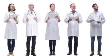 Beyaz arkaplanda izole edilmiş panoya sahip bir grup doktor
