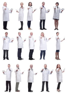 Beyaz arkaplanda izole edilmiş panoya sahip bir grup doktor