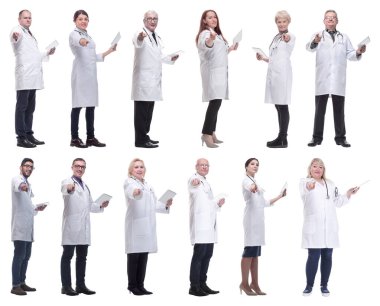 Beyaz arkaplanda izole edilmiş panoya sahip bir grup doktor