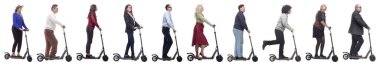 Scooter kullanan başarılı insanlardan oluşan bir grup beyaz arkaplanda izole edildi