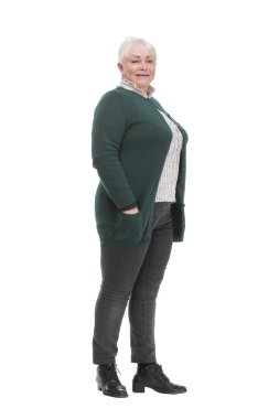 Kendine güvenen olgun bir kadının portresi beyaz arka planda izole bir şekilde duruyor.