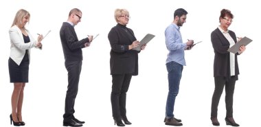 Ellerinde not defteri olan bir grup başarılı insan beyaz arkaplanda izole edildi