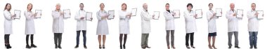 Not defteri olan bir grup doktor beyaz arkaplanda izole edilmiş.