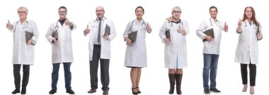 Not defteri olan bir grup doktor beyaz arkaplanda izole edilmiş.
