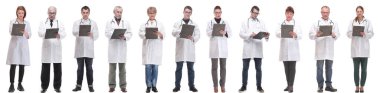 Not defteri olan bir grup doktor beyaz arkaplanda izole edilmiş.